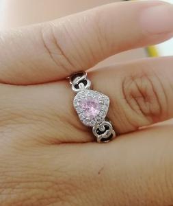 Krásný prsten s růžovým spinelem a čirými zirkony. Vel 57.
