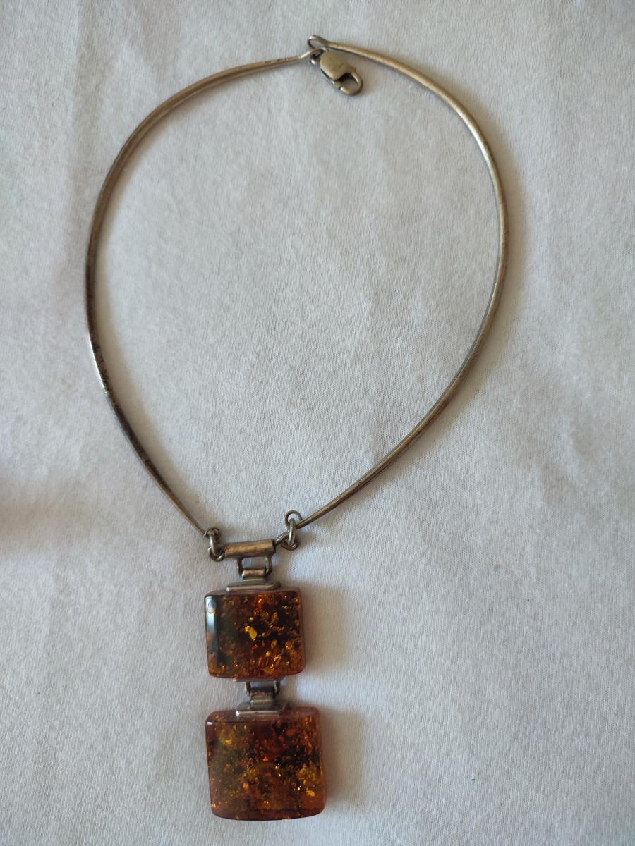 Moderný strieborný náhrdelník s jantárovými príveskami - Šperky
