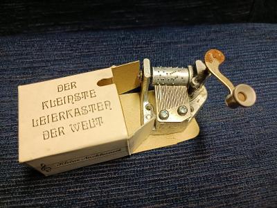 Hrací stroj v papierovej krabičke, Kleine Nachtmusik, miniatúra