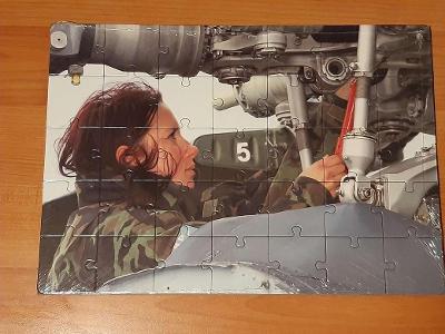 AUKCE! Puzzle, 34 dílků; žena armády České republiky