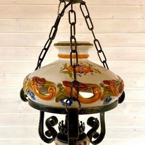 Stará krasná kovaná lampa s porcelánem