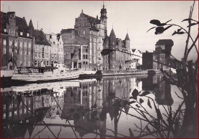 Gdansk * Motlava, lodě, nábřeží, pohled na část města * Polsko * V1887