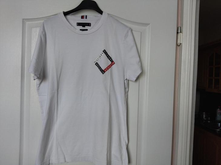 Tommy Hilfiger pekné tričko veľ M - Pánske oblečenie