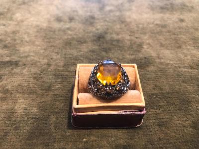 Starý prsten z obecného kovu s oranžovým kamenem - sklo