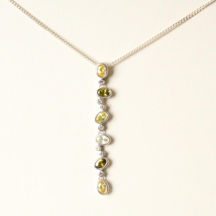 Stříbrný krásný náhrdelník, osazený jantarem - Šperky