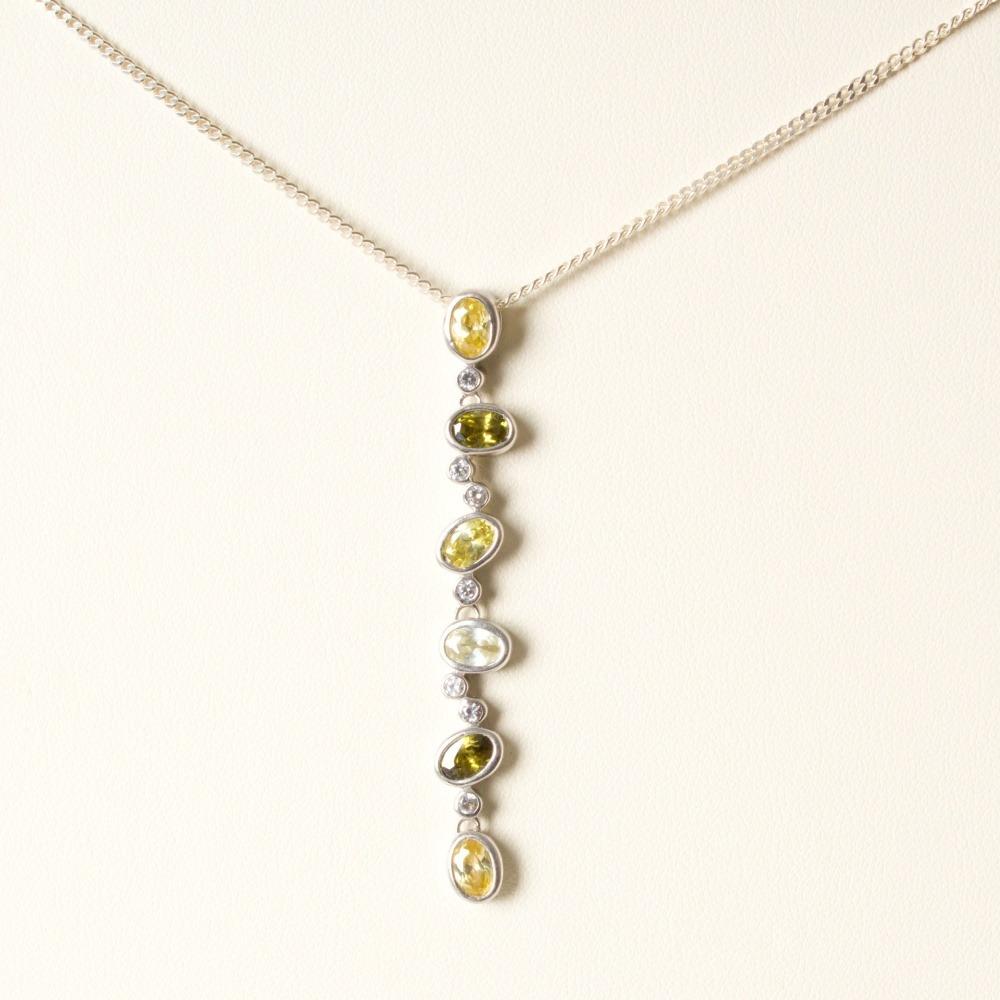 Stříbrný krásný náhrdelník, osazený jantarem - Šperky