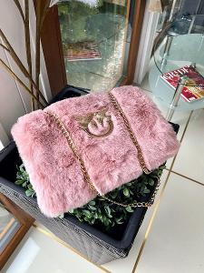Krásná růžová kožešinová kabelka