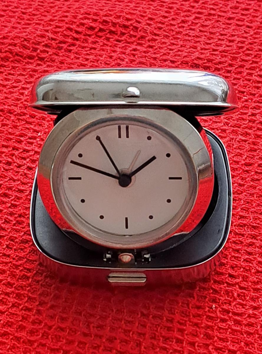 Cestovné hodinky budík gravírovanie HS na batérie funkčné - Starožitnosti