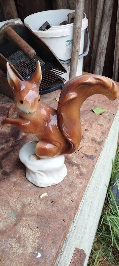 porcelánová veverička - Starožitnosti a umenie