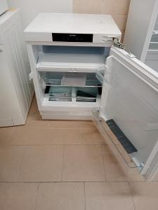 Vestavná lednice s mrazákem RBIU609FA1