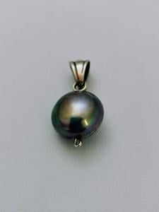 Stříbrný přívěs s přírodní perlou
