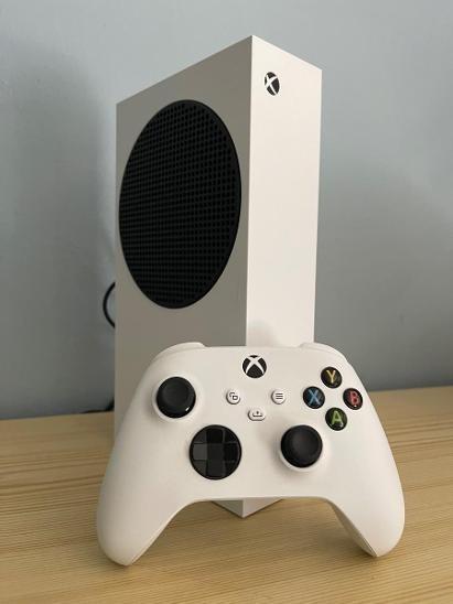 Xbox Series S + Xbox Gamepad - Počítače a hry