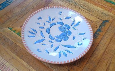 Starožitná keramická mísa talíř, ruční výroba, plastický vzor, značená