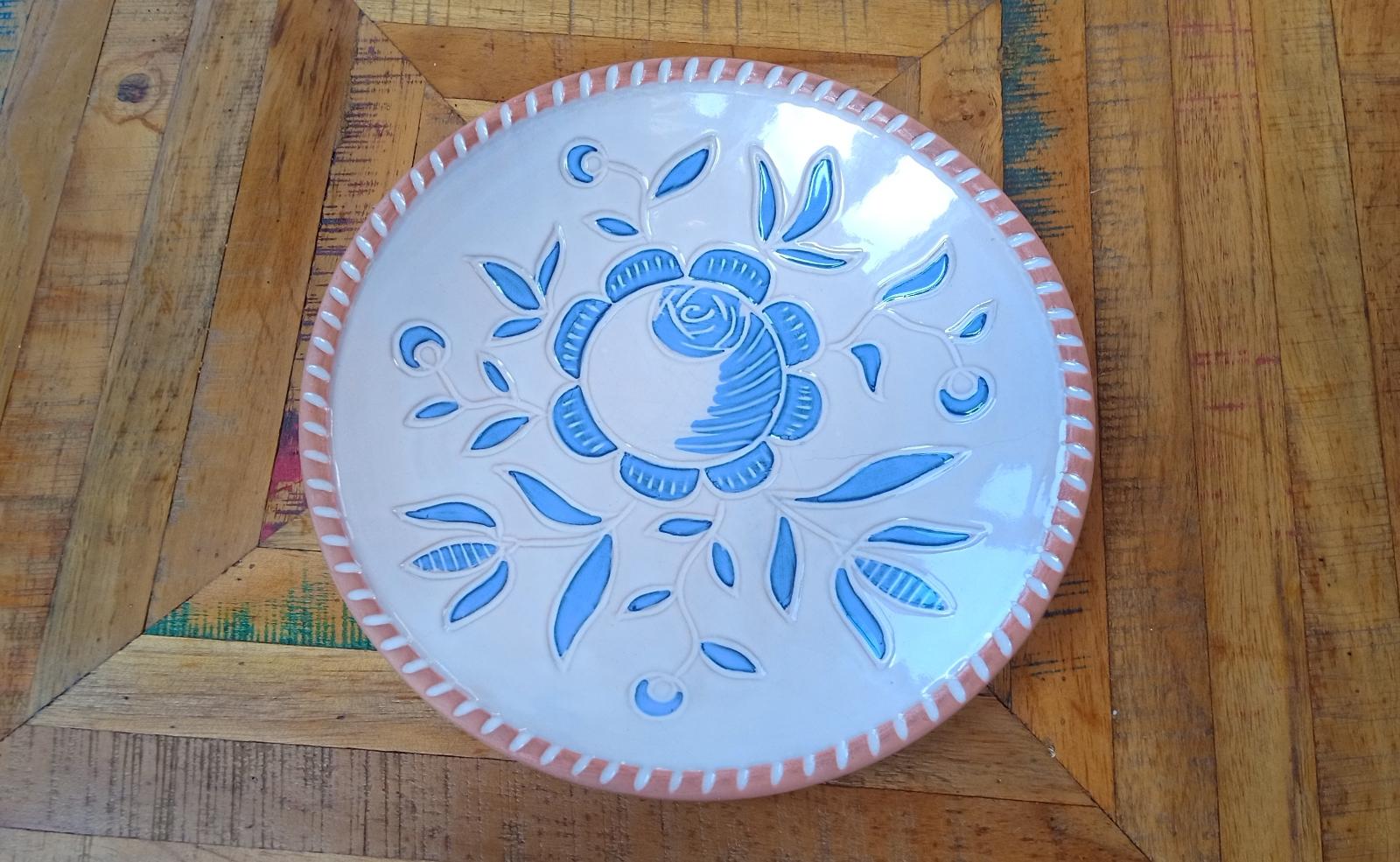 Starožitná keramická mísa talíř, ruční výroba, plastický vzor, značená - Starožitnosti