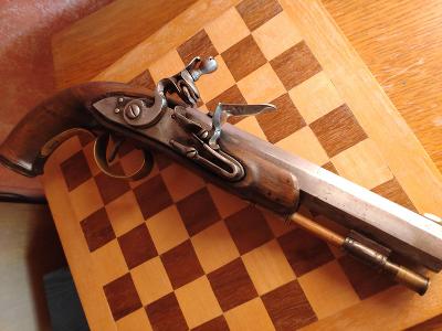 Krásná velká  křesadlová pistole asi 18 století 