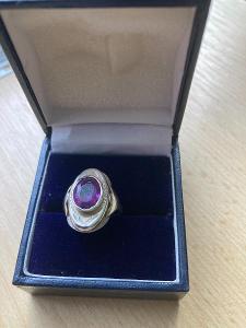 Stříbrný prsten  s fialovým  očkem 