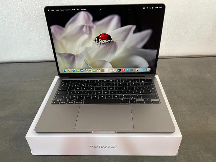 MacBook Air 13,6