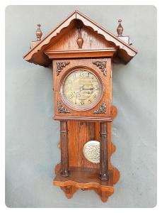Starožitné dřevěné zdobené nástěnné půlové mechanické hodiny Junghans