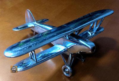 Starý kovový model lietadla, dvojplošník