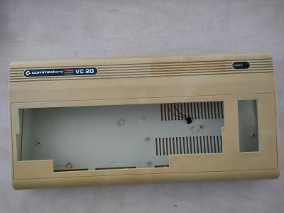 Commodore VC20 - len case - len skrinka - zažltnuté