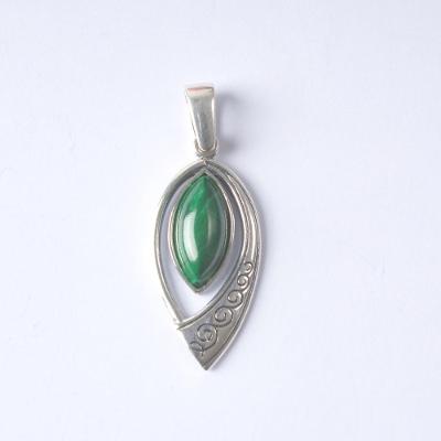 Stříbrný přívěsek, osazený zeleným kamenem
