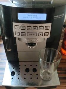 kávovar DeLonghi Ecam 22.320B automatický používaný bez záruky i na ND