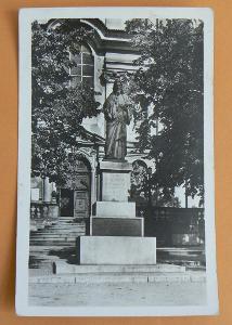 STARÁ BOLESLAV socha před kostelem Praha-východ MF 1952 T18 sleva