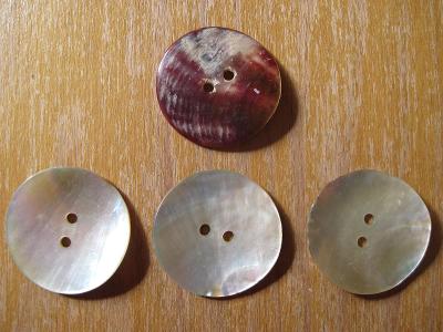 Staré knoflíky perleťové, 2,9cm