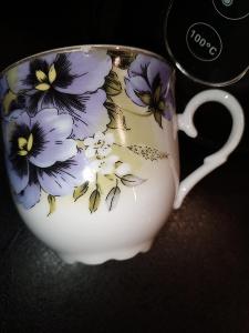 Krásný porcelánový hrnek s květinou značený