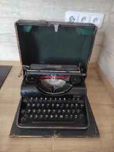 Starý kufříkový psací stroj Olympia Simplex 