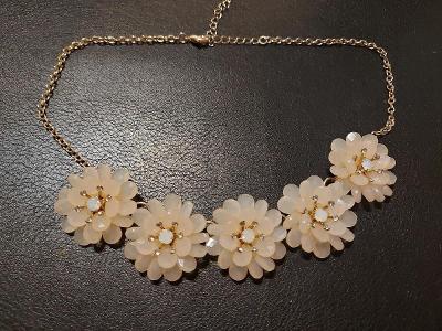 Bižutérní náhrdelník - květy