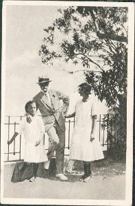 10D14005 President T.G. Masaryk a jeho vnučky - Taormina, Sicílie