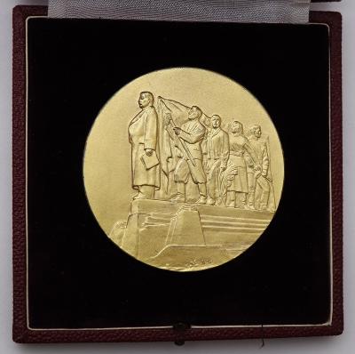 Pozlátená AR Medaila 1955 - Pomník JV Stalina v Prahe - Veľmi Vzácna!
