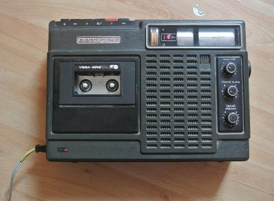 Historický radiomagnetofon VEGA-326 (CCCP s česko-slovenskými popisky)