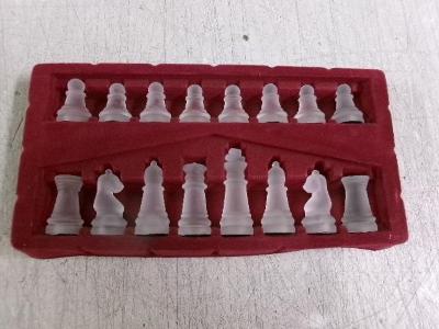 r463p * staré nekompletní šachové figury * sklo