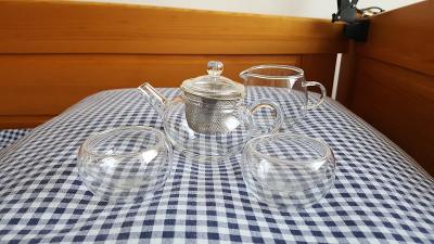 Skleněný čajový set: konvička, chladítko, dvě dvoustěnné čajové misky