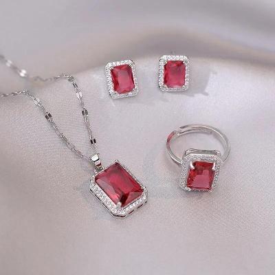 Strieborná retiazka náhrdelník náušnice prstienok s červeným kamienkom