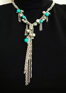 Dlouhý řetízkový náhrdelnik zdobený tyrkysy a kovovými přívěsky