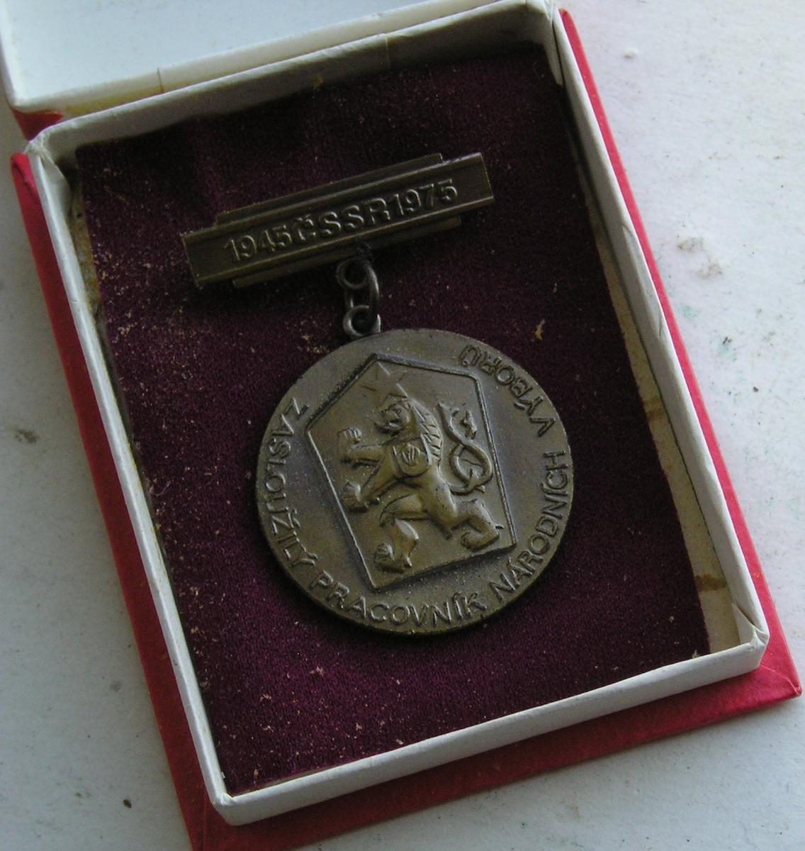 Zaslúžilý pracovník - Louny - Odznaky, nášivky a medaily