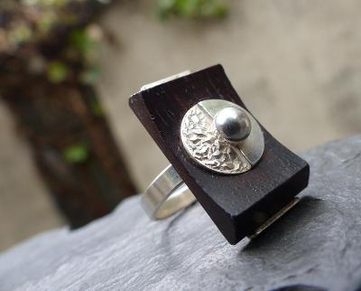 Stříbrný prsten s ebenovým dřevem