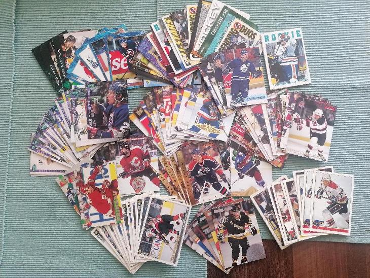Cca 600 karet NHL z 90. let - Hokejové karty