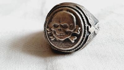 Ag stříbný pán. prsten se znaky SS lebka Totenkopf - Orlice SVASTIKA .