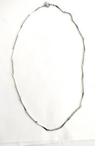 Ozdobný náhrdelník - řetízek z bílého kovu Avon