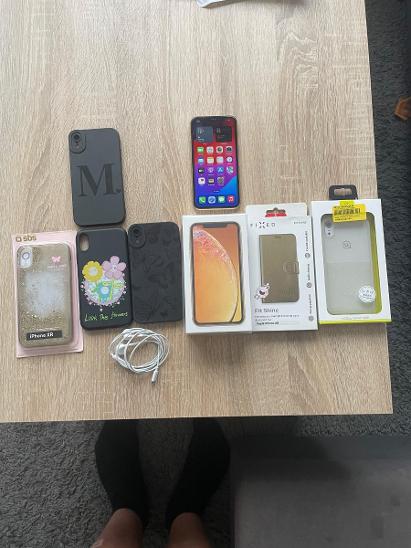 iPhone xr yellow 64gb top stav - Mobily a chytrá elektronika