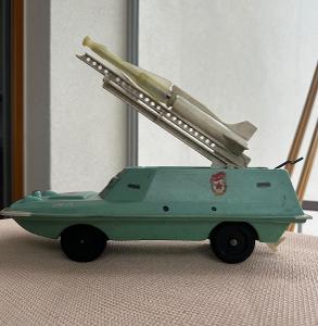 Obojživelník raketomet raketa obrnený transportér stará hračka