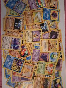Pokémon karty 120 ks přes 20 let staré