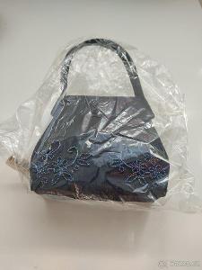 Dámská společenská kabelka s výšivkou z korálků.