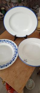 Tři talíře s modrým značené jeden velmi starým značením