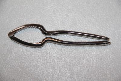 XE16. Kovový louskáček na ořechy, délka 16 cm