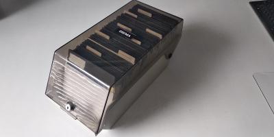 115 x 5,25" diskety (AMIGA SW) + dobový box
